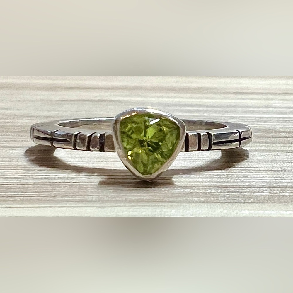 Vintage Southwest Fluted Sterling Silver Peridot Solitaire Ring, Size 5.5, 3g - Picture 2 of 10